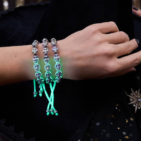 Elysian Waves | Eissilberne Totenköpfe x Violet GloWeave | Makramee-Armband